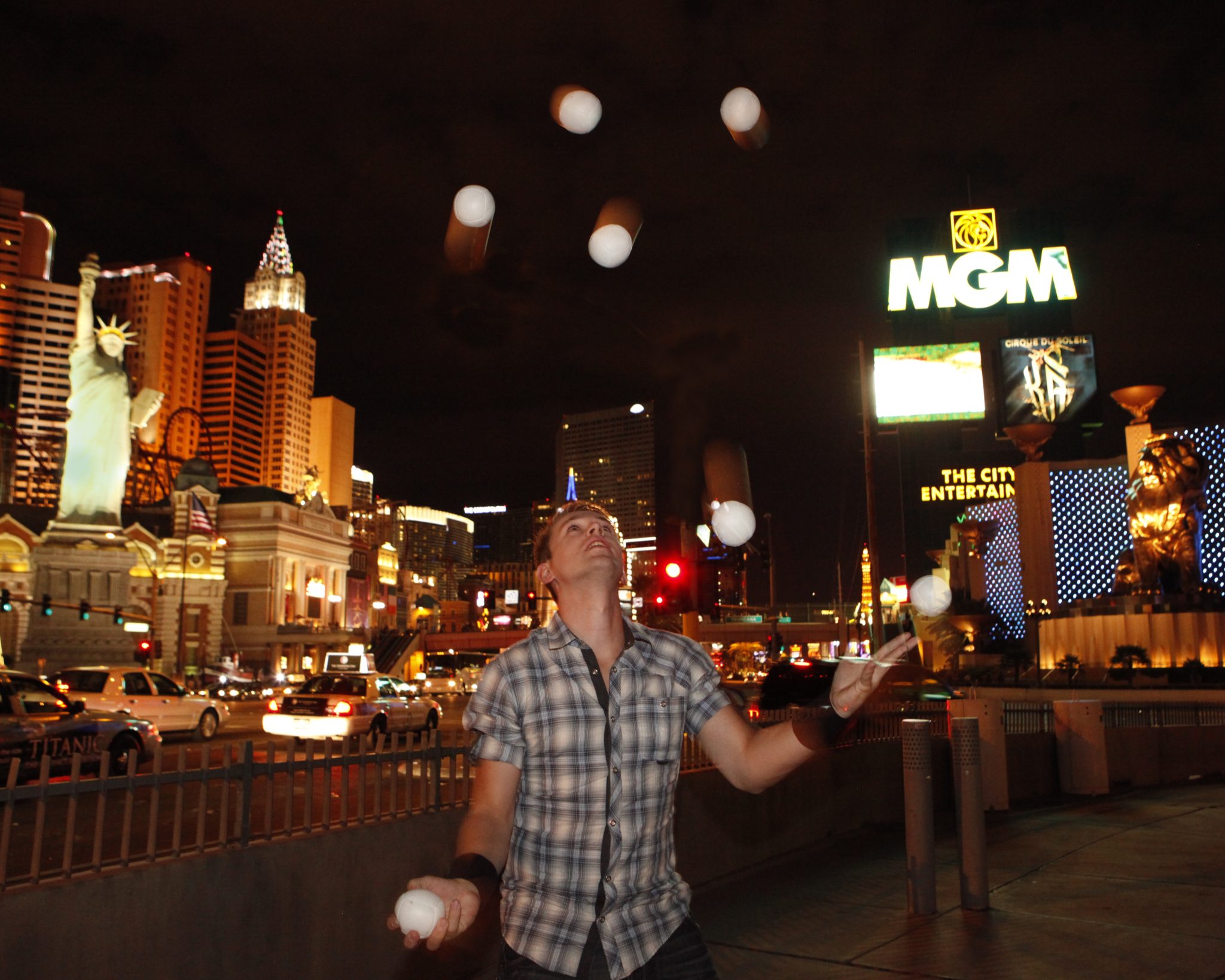 Niels juggling outdoors on the Las Vegas Strip